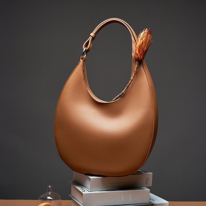 Pre Order: Crescent-Shaped Leather Shoulder Bag